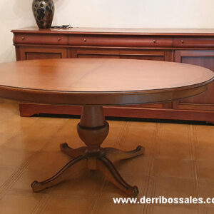 Conjunto de comedor compuesto de mesa, sillas y aparador. Las medidas de la mesa son: 160 x 110 x 65 cm.