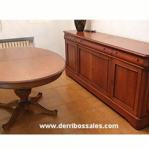 Conjunto de comedor compuesto de mesa, sillas y aparador. Las medidas de la mesa son: 160 x 110 x 65 cm.