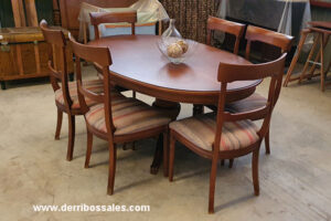 Conjunto de comedor compuesto de mesa, sillas y aparador. Las medidas de la mesa son: 160 x 110 x 65 cm.