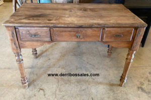 Mesa de escritorio antigua con 3 cajones. Medidas: 122 x 66 x 80 cm. En perfecto estado.