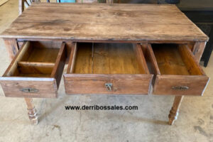 Mesa de escritorio antigua con 3 cajones. Medidas: 122 x 66 x 80 cm. En perfecto estado.