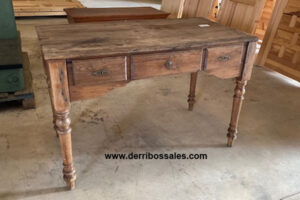 Mesa de escritorio antigua con 3 cajones. Medidas: 122 x 66 x 80 cm. En perfecto estado.