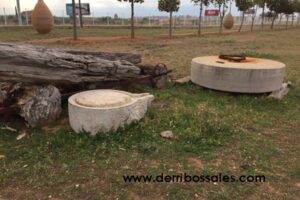 Piedras de molino Antiguo. Molino de piedra antiguo. Compuesto por 2 piedras, vigas de madera y eje metálico. Las dimensiones son: Piedra grande: peso 3.000 Kgs. aproximadamente. 185 cm. de diámetro y un grosor de 45 cm. Piedra pequeña: peso 700 Kgs. aproximadamente. 90 cm. de diámetro y un grosor de 40 cm.