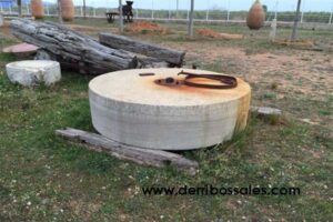 Piedras de molino Antiguo. Molino de piedra antiguo. Compuesto por 2 piedras, vigas de madera y eje metálico. Las dimensiones son: Piedra grande: peso 3.000 Kgs. aproximadamente. 185 cm. de diámetro y un grosor de 45 cm. Piedra pequeña: peso 700 Kgs. aproximadamente. 90 cm. de diámetro y un grosor de 40 cm.