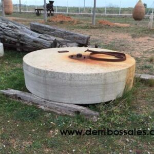 Piedras de molino Antiguo. Molino de piedra antiguo. Compuesto por 2 piedras, vigas de madera y eje metálico. Las dimensiones son: Piedra grande: peso 3.000 Kgs. aproximadamente. 185 cm. de diámetro y un grosor de 45 cm. Piedra pequeña: peso 700 Kgs. aproximadamente. 90 cm. de diámetro y un grosor de 40 cm.