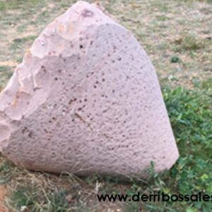 Antiguo molino de piedra de rodeno. El molino está compuesto por 2 piedras de rodeno, de las siguientes dimensiones: Piedra Circular: 210 cm. de diámetro. Piedra Cónica: 1 m. de diámetro y 90 cm. de altura. Entre las dos alcanzan un peso aproximado de unos 1.500 Kgs.