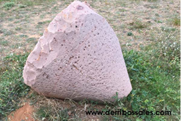 Antiguo molino de piedra de rodeno. El molino está compuesto por 2 piedras de rodeno, de las siguientes dimensiones: Piedra Circular: 210 cm. de diámetro. Piedra Cónica: 1 m. de diámetro y 90 cm. de altura. Entre las dos alcanzan un peso aproximado de unos 1.500 Kgs.