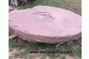 Antiguo molino de piedra de rodeno. El molino está compuesto por 2 piedras de rodeno, de las siguientes dimensiones: Piedra Circular: 210 cm. de diámetro. Piedra Cónica: 1 m. de diámetro y 90 cm. de altura. Entre las dos alcanzan un peso aproximado de unos 1.500 Kgs.