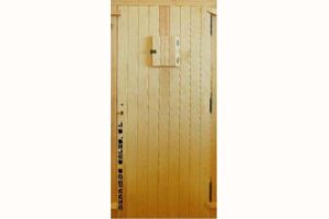 Puerta de calle, maciza, de 210 x 95 cm. con apertura a izquierda. Hoja de 4,5 cm.de grosor, marco directo de 9 x 7 cm., bisagras antipalanca, cerradura y herrajes. Medidas de la puerta machambrada con el marco directo incluido.