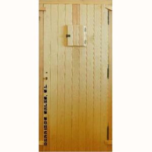 Puerta de calle, maciza, de 210 x 95 cm. con apertura a izquierda. Hoja de 4,5 cm.de grosor, marco directo de 9 x 7 cm., bisagras antipalanca, cerradura y herrajes. Medidas de la puerta machambrada con el marco directo incluido.