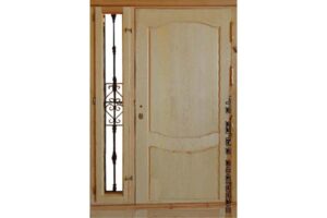 puerta de madera maciza, de calle. nueva
