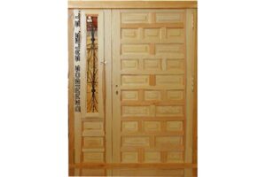 puerta castellana, maciza, de calle. Con fijo lateral