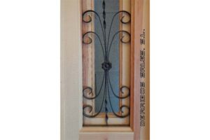 puerta de calle, de madera maciza.