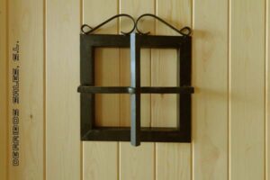 Puerta de calle, maciza, de 210 x 95 cm. con apertura a izquierda. Hoja de 4,5 cm.de grosor, marco directo de 9 x 7 cm., bisagras antipalanca, cerradura y herrajes. Medidas de la puerta machambrada con el marco directo incluido.