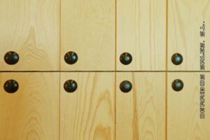 puerta partida clavos. Maciza de madera de pino