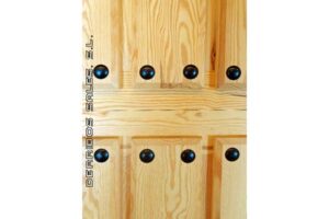 puerta de calle, de madera maciza.