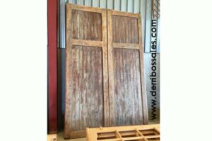 Portón de madera maciza de 325 x 210 cm.