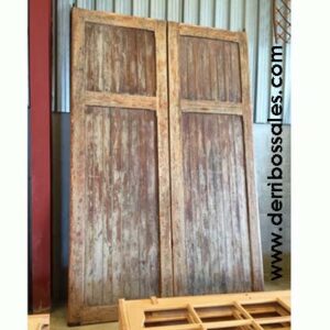 Portón de madera maciza de 325 x 210 cm.
