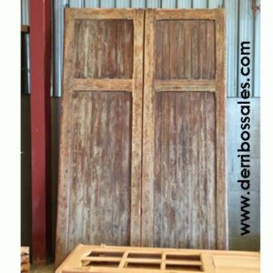 Portón de madera maciza de 325 x 210 cm.