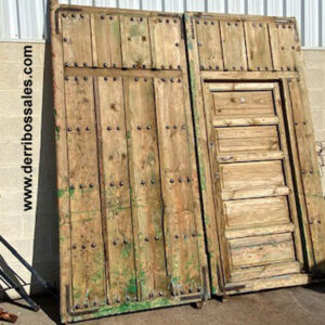Portón antiguo de madera, con clavos. Compuesto de 2 hojas y puerta de paso. Medidas: 250 x 234 cm. Grosor de 7 cm.