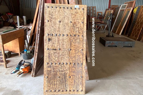 Puerta antigua de madera maciza. Puerta con clavos. Medidas: 262 x 75 cm. 3 cm. de grosor.