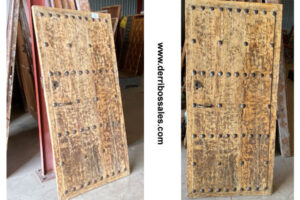 Puerta antigua de madera maciza. Puerta con clavos. Medidas: 262 x 75 cm. 3 cm. de grosor.