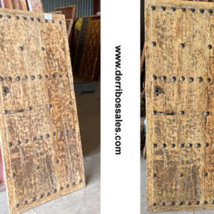Puerta antigua de madera maciza. Puerta con clavos. Medidas: 262 x 75 cm. 3 cm. de grosor.