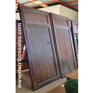 Portón de madera de mobila. Dimensiones: 253 x 215 cm.