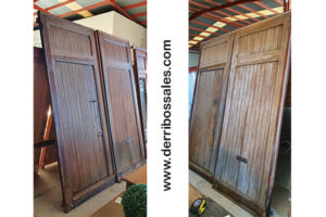 Portón de madera de mobila. Dimensiones: 253 x 215 cm.