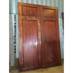 Portón de madera de mobila. Dimensiones: 260 x 176 cm.
