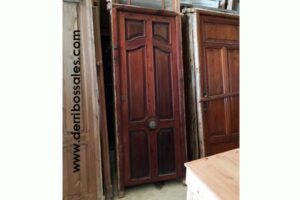 Puerta de madera. Es de calle, con cerradura. Disponibles 2 unidades iguales. Las medidas son: 215 x 90 cm.