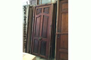 Puerta de madera. Es de calle, con cerradura. Disponibles 2 unidades iguales. Las medidas son: 215 x 90 cm.