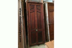 Puerta de madera. Es de calle, con cerradura. Disponibles 2 unidades iguales. Las medidas son: 215 x 90 cm.