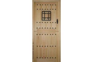 puerta partida con reja y ventanillo, de madera maciza