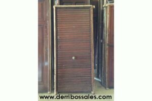Puerta de madera de calle. Esta puerta es de machiembrado horizontal. Sus dimensiones son: 205 x 94 cm.