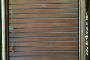 Puerta de madera de calle. Esta puerta es de machiembrado horizontal. Sus dimensiones son: 205 x 94 cm.