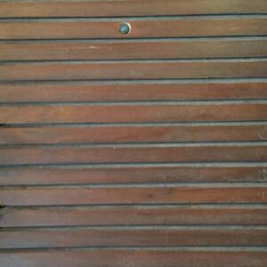 Puerta de madera de calle. Esta puerta es de machiembrado horizontal. Sus dimensiones son: 205 x 94 cm.