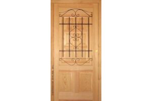 puerta de madera de calle provenzal con reja.