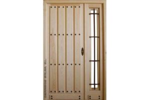 puerta de tablas montadas con fijo y reja