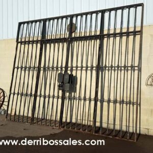 Magníficas puertas de hierro, macizas. Las dimensiones son: 267 x 340 cm. Estas puertas de hierro se venden por separado. Sólo 2 Unidades.