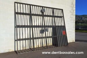 Magníficas puertas de hierro, macizas. Las dimensiones son: 267 x 340 cm. Estas puertas de hierro se venden por separado. Sólo 2 Unidades.