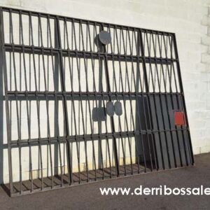 Magníficas puertas de hierro, macizas. Las dimensiones son: 267 x 340 cm. Estas puertas de hierro se venden por separado. Sólo 2 Unidades.