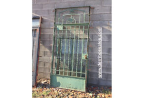 Puerta de hierro con cristal. Medidas: 267 x 120 cm. Sin fijo se quedaría a 210 cm. de altura.