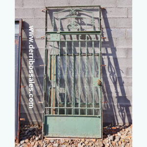 Puerta de hierro con cristal. Medidas: 267 x 120 cm.