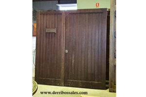 Puerta de madera de 208 x 195 cm.
