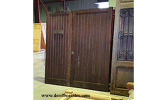 Puerta de madera de 208 x 195 cm.