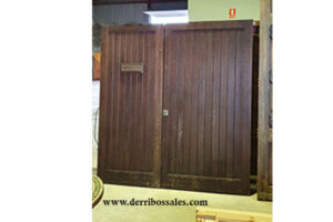 Puerta de madera de 208 x 195 cm.