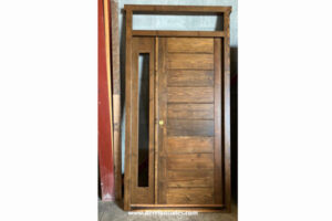 Puerta de madera maciza. Modelo: "Tabla Horizontal con fijo". Se confecciona por encargo. Consulte precios y plazo.