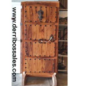 Puerta de madera de OLIVO. Realizada con madera de olivo viejo. Sus medidas son: 194 x 103 cm. LLamador y cerradura con llave antigua.