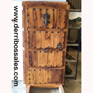 Puerta de madera de OLIVO. Realizada con madera de olivo viejo. Sus medidas son: 194 x 103 cm. LLamador y cerradura con llave antigua.